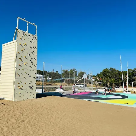 Frente A La Playa Boutique En