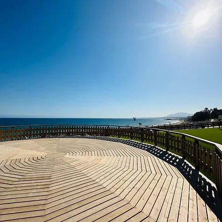 Frente A La Playa Boutique En *