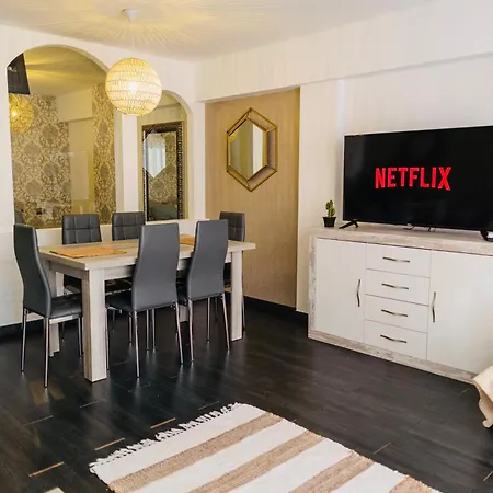 Frente A La Playa Boutique En * מארבלה