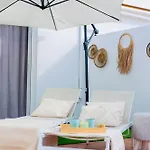 Frente A La Playa Boutique En *